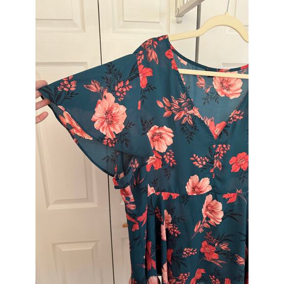 EUC! Torrid 3 Floral Flutter sleeve Blouse - Picture 3 of 6